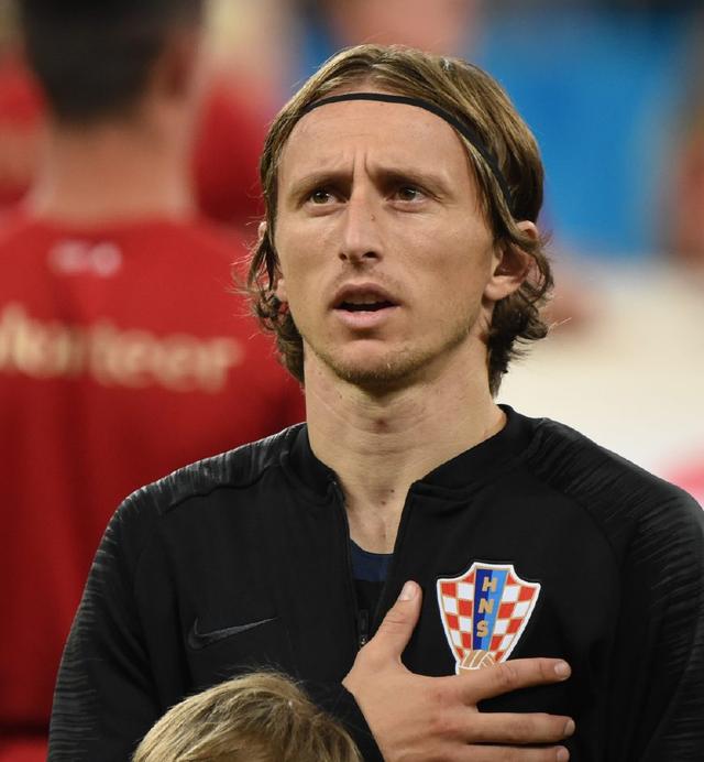 不和谐，太阳报：拜仁球迷在赛前与现场警察和安保发生冲突