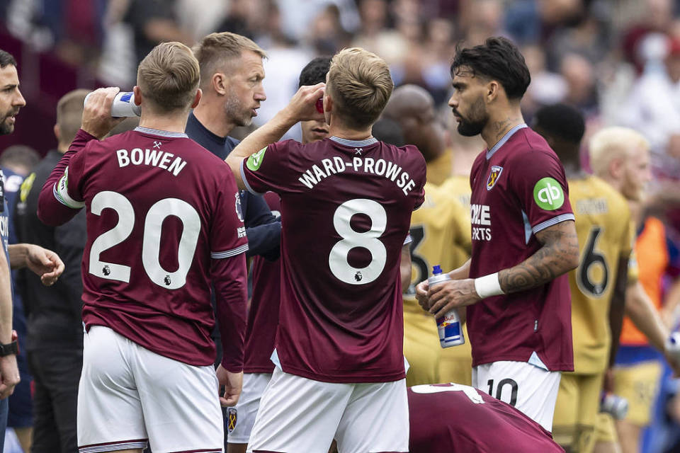 哈体院滑冰场现国家一级运动员亲授防摔技巧