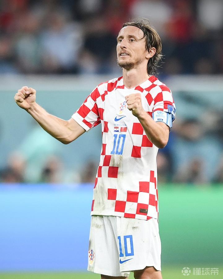 奥莱报：迪马利亚壁画遭到涂污，青训教练指责罗萨里奥球迷